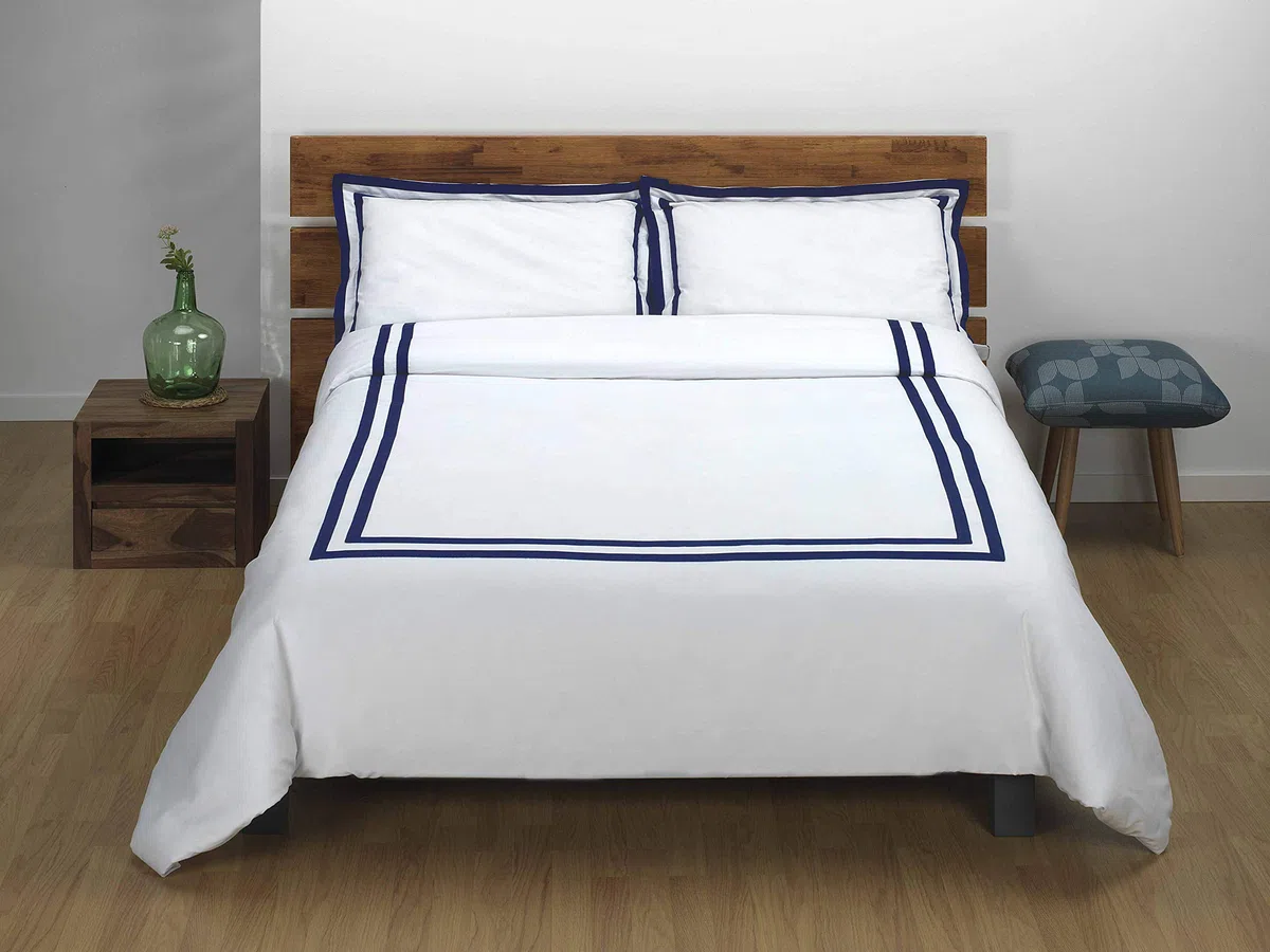 Juego Funda Nórdica Blanca Hotel con Cenefa Cinta Azul Percal 144 Hilos (Cama 150/160)