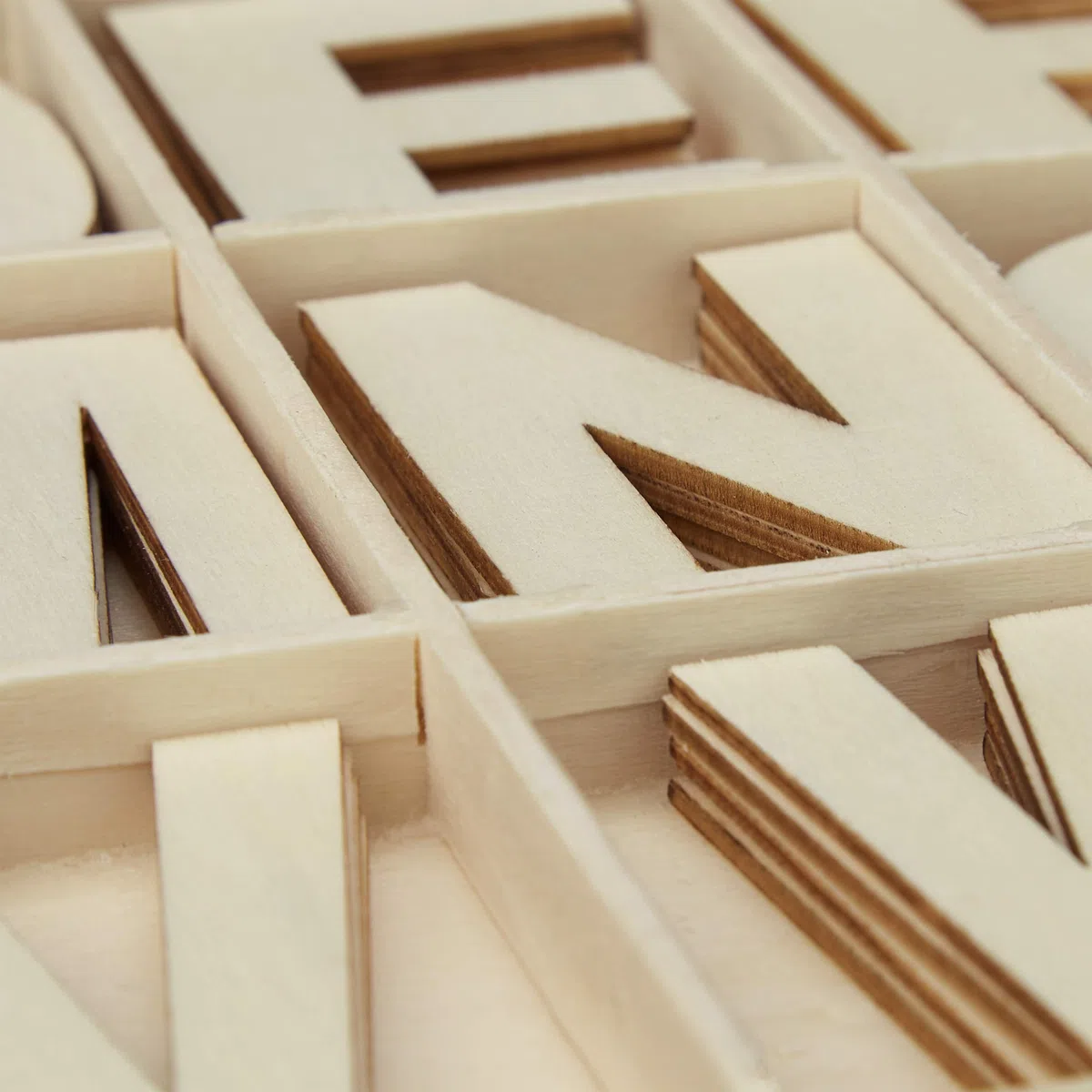 Relaxdays Set Letras de Madera, 104 Piezas, Mayúsculas A-Z 5,5 cm de Alto, Letritas para Manualidades, Alfabeto, Natural
