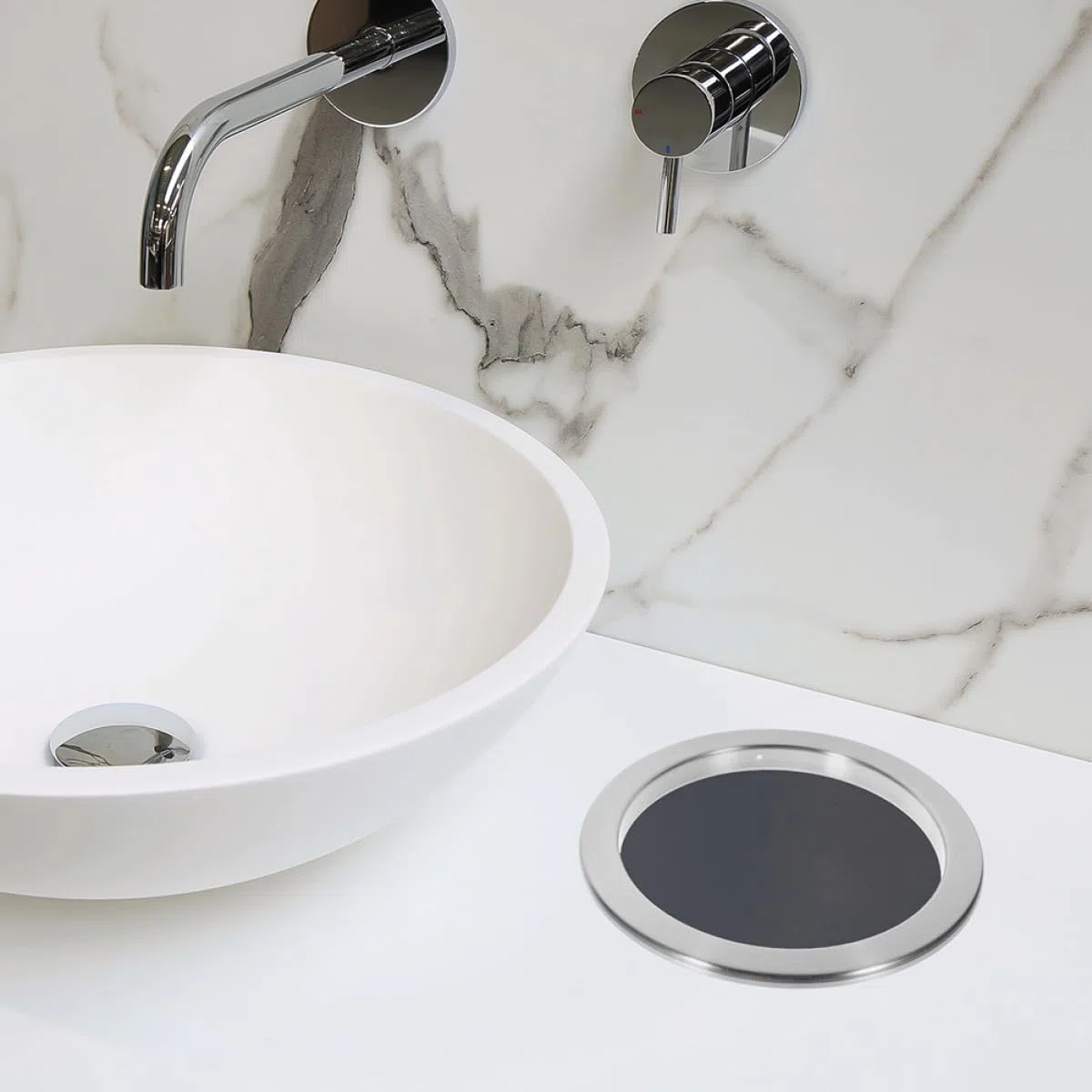 Sewroro Tapa para Basurero de Cocina de Acero Inoxidable Diseño Hueco Elegante, Marco Redondo Embutido para Encimera, Entrada Decorativa y Estabilidad Integrada