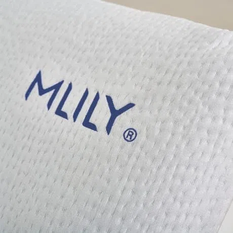 MAXCOLCHON Almohada Viscoelástica Mlily Perforada con Tratamiento Eco-Fresche Antibacteriano Y Transpirabilidad Media-Alta De 70x35 cm. Incluye Funda con Cremallera