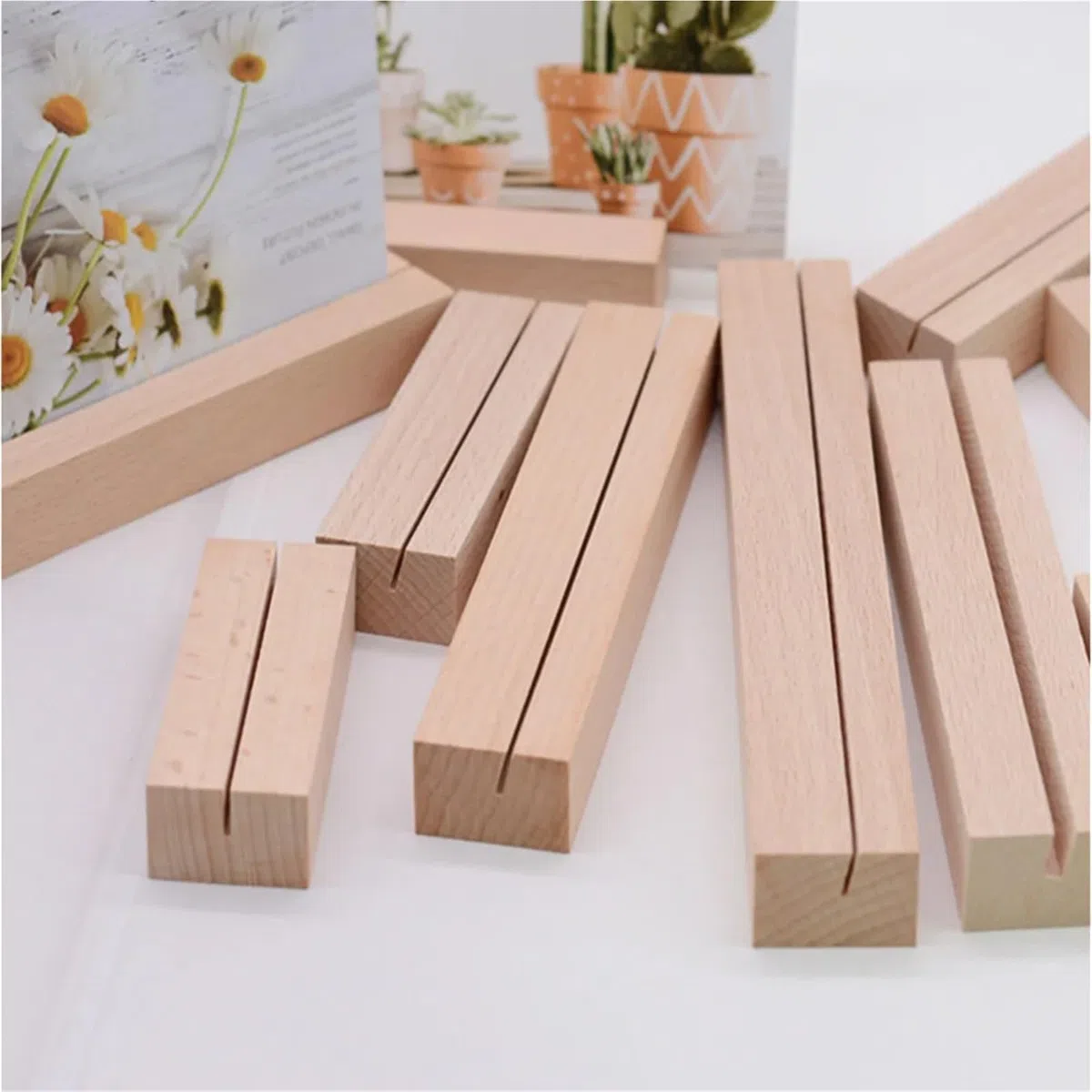 20 soportes de madera para tarjetas de lugar de madera, soporte para números de mesa, soporte para letreros, nombre para mesa de boda, número de nombre, imágenes (ranura inclinada de 1 mm)