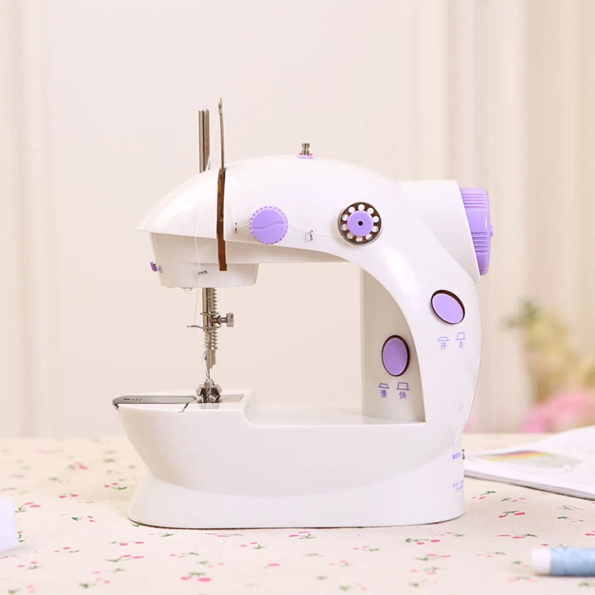 Máquina de coser doméstica 202A, mini máquina de coser de doble hilo con 2 velocidades y pedal de pie, UE 220 V (morado)