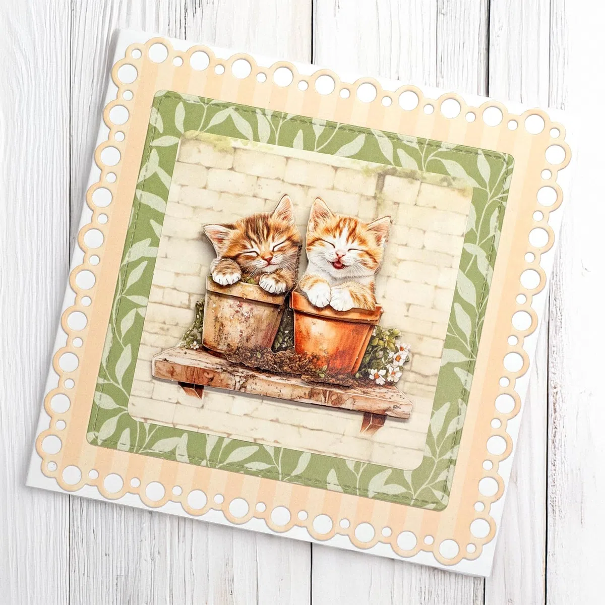 Katy Sue Crafty Kittens - Decoración de tarjetas troqueladas y colección de decoupage. 4 hojas de adornos de tarjetas con temática de gatitos y gatos y 4 hojas de decoupage troquelado a juego para