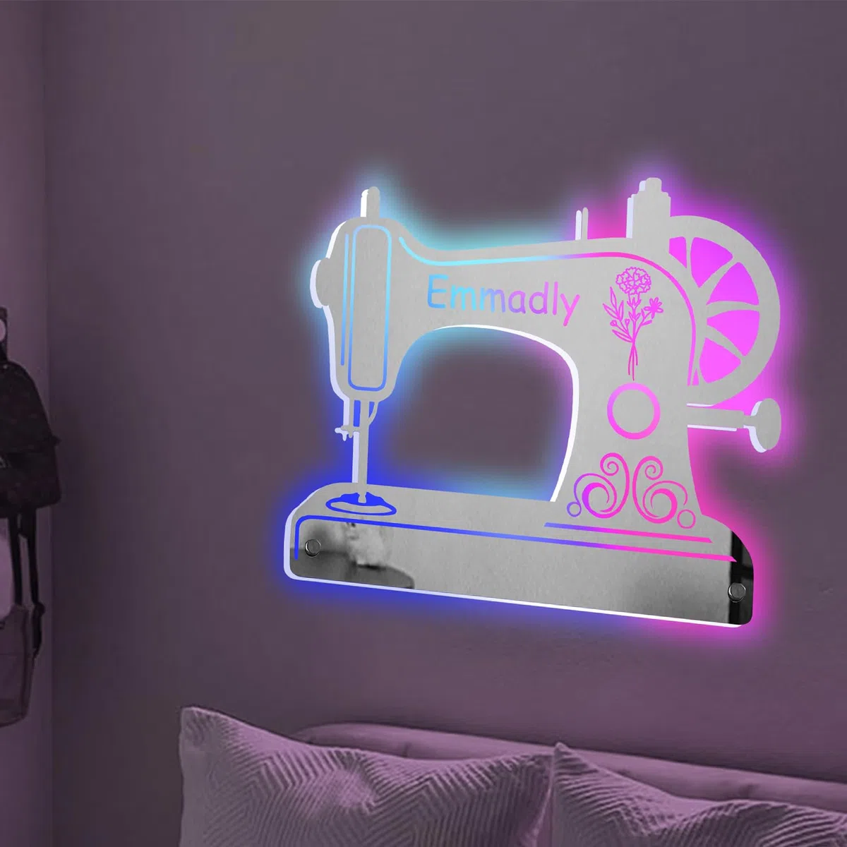 Espejo de máquina de coser con nombre personalizado para mamá, esposa, abuela, familia, personalizable, cumpleaños, flor, mes, máquina de coser montada en la pared, espejo acrílico, letrero