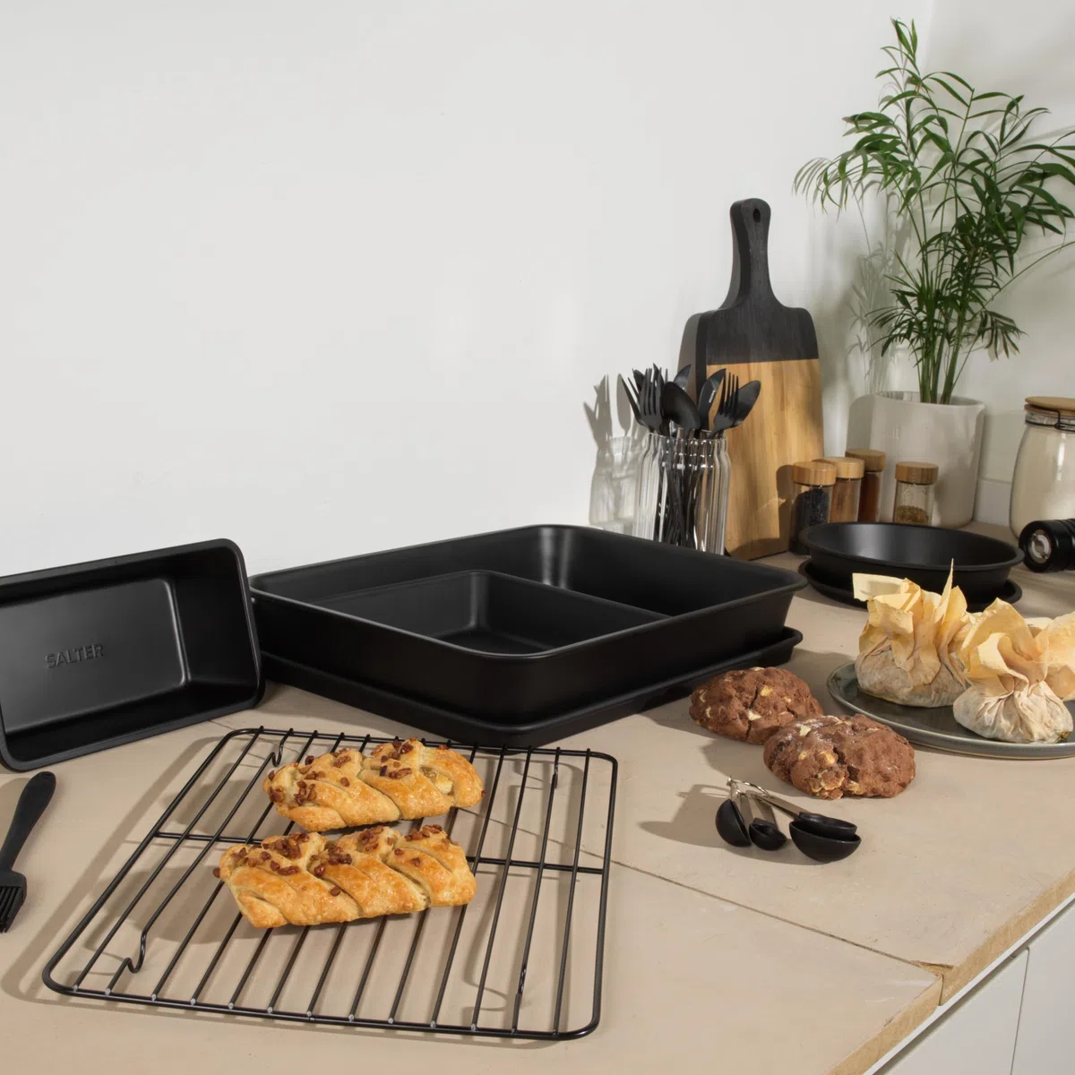 Salter BW12572EU7 Set de hornear de 7 piezas - bandeja para hornear, molde para pastel, molde para tarta, para pan de molde, molde para brownie, molde para asar, rejilla para enfriar, antiadherente