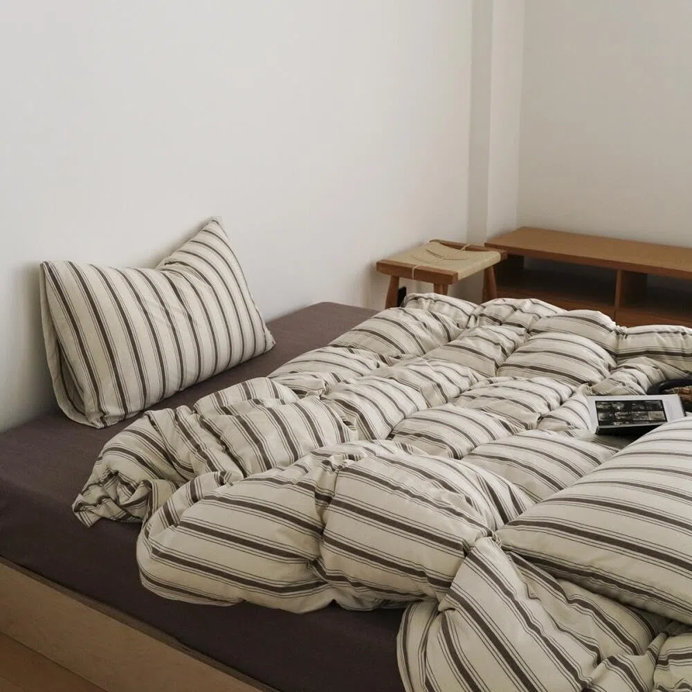Freyamy - Juego de funda de edredón 220 x 240 cm con rayas marrón beige, juego de cama para 2 personas, para niñas y mujeres, con cierre de cremallera, juego de funda impreso de rayas en microfibra