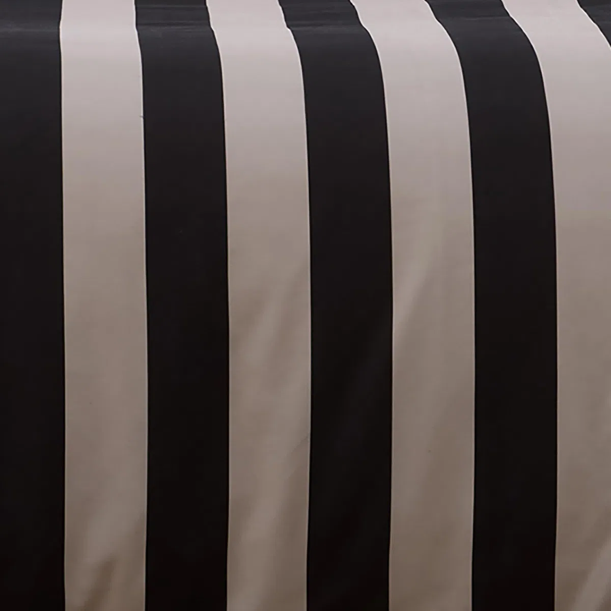 Laurence Llewelyn-Bowen Festivo - Funda de edredón a Rayas de Circo, tamaño Doble (200 x 200 cm), 100% satén de algodón, 2 Fundas de Almohada, Ropa de Cama de Rayas Blancas y Negras, Juego de Ropa de