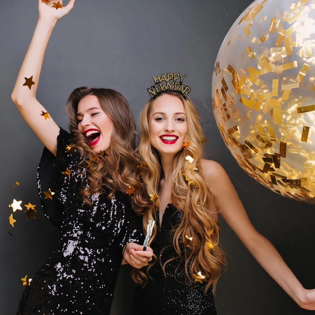 1 Bolsa Sombrero de Fiesta de Año Silbatos de Fiesta Aros el Pelo Sombreros Cónicos Collares de Cuentas para Decoración de Nochevieja