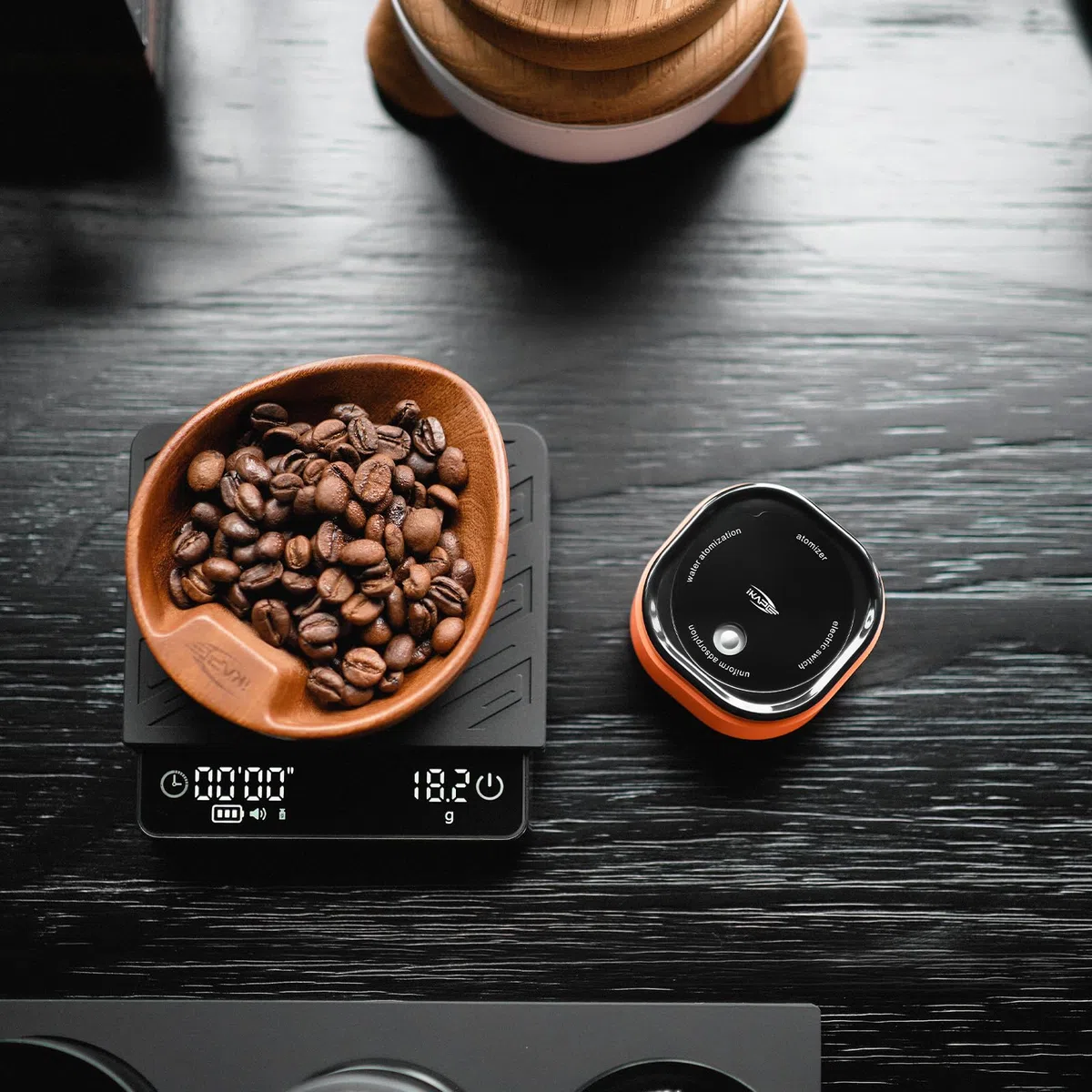 IKAPE KAPE Espresso Tamper - Botella de spray magnética recargable para granos de café, 20 ml, rociador de agua antiestático para premolienda, base magnética segura para máquinas de espresso y