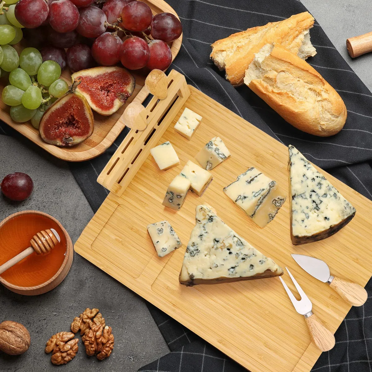 Juego de tabla de queso 100% bambú natural con juego de 4 cuchillos de queso y utensilios para servir para bodas, cumpleaños, aniversarios, Navidad