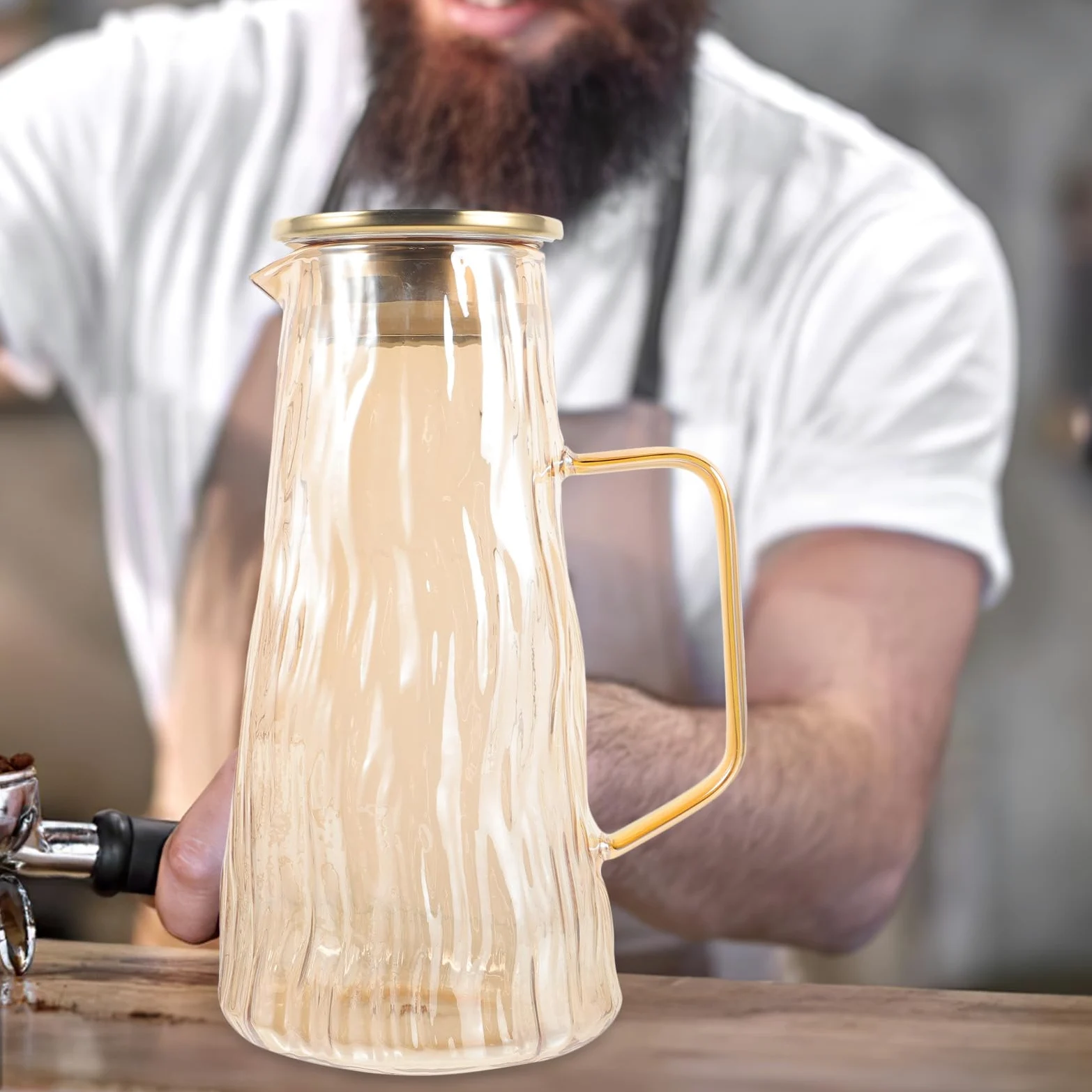 Jarra de Agua de Vidrio Grueso Resistente al Calor y Frío, Jarra para Té Helado Infusor de Frutas, Capacidad Mediana, Color Dorado, Adecuado para Jugos y Bebidas Infusionadas