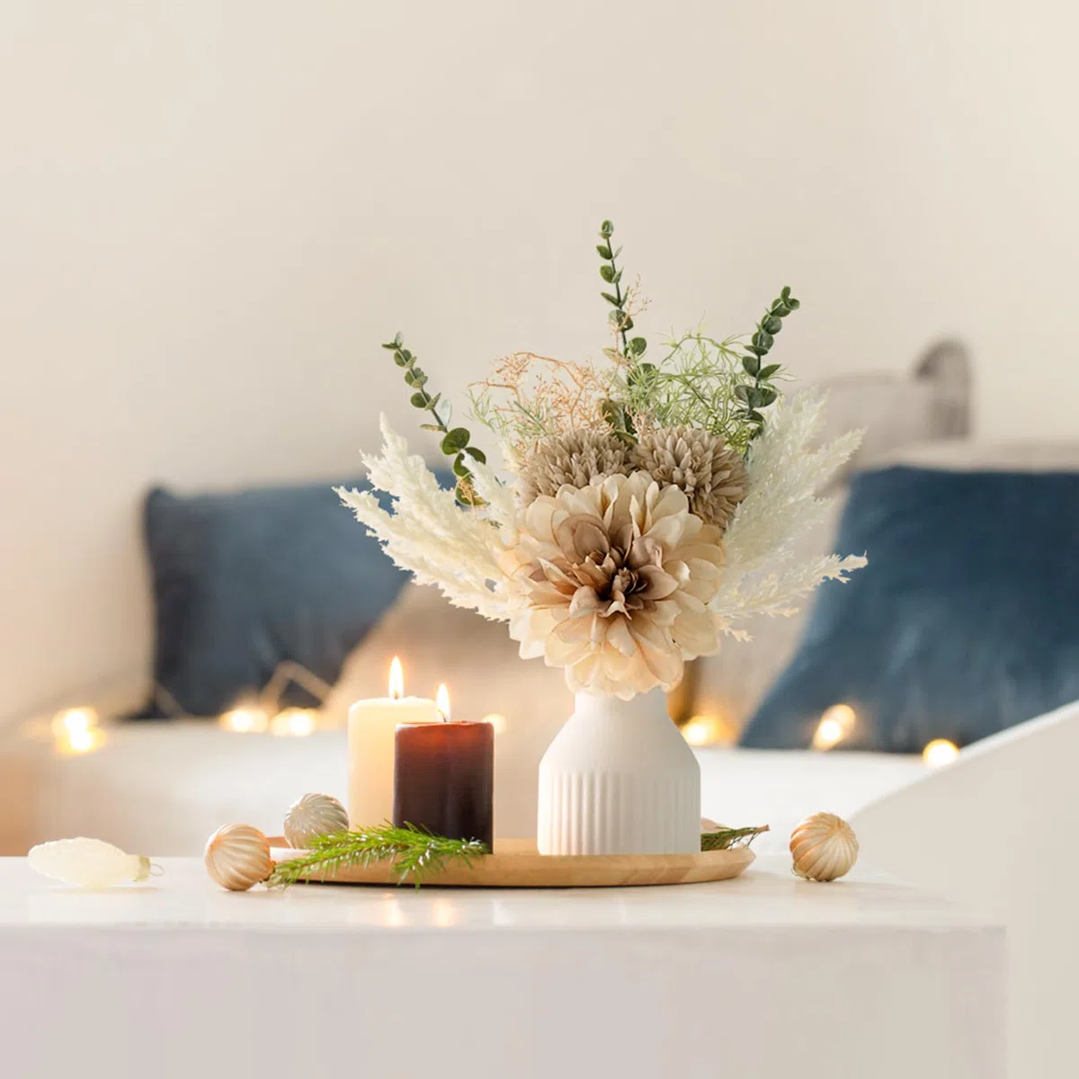 Mkono Pequeñas flores artificiales en jarrón de cerámica de 13.5 pulgadas, decoración de mesa de café, arreglos florales de seda para decoración del hogar, ramo de flores falsas para baño, comedor
