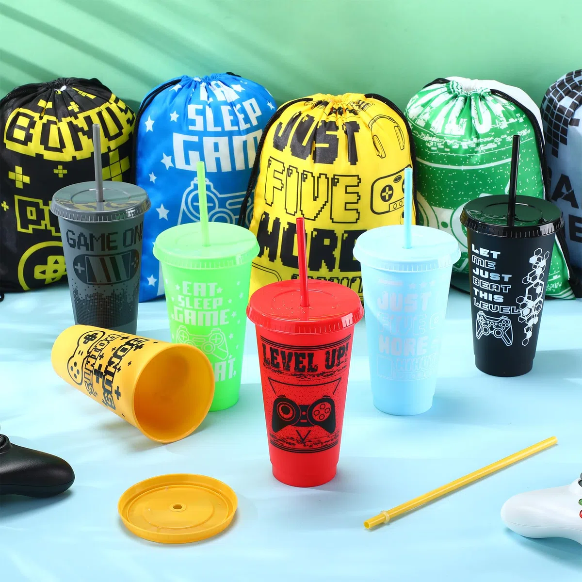 Mifoci Juego de 24 vasos de plástico para videojuegos con tapas y popotes con mochila con cordón para videojuegos, vaso reutilizable de 24 onzas con tapa y popote con bolsa con cordón para fiestas de