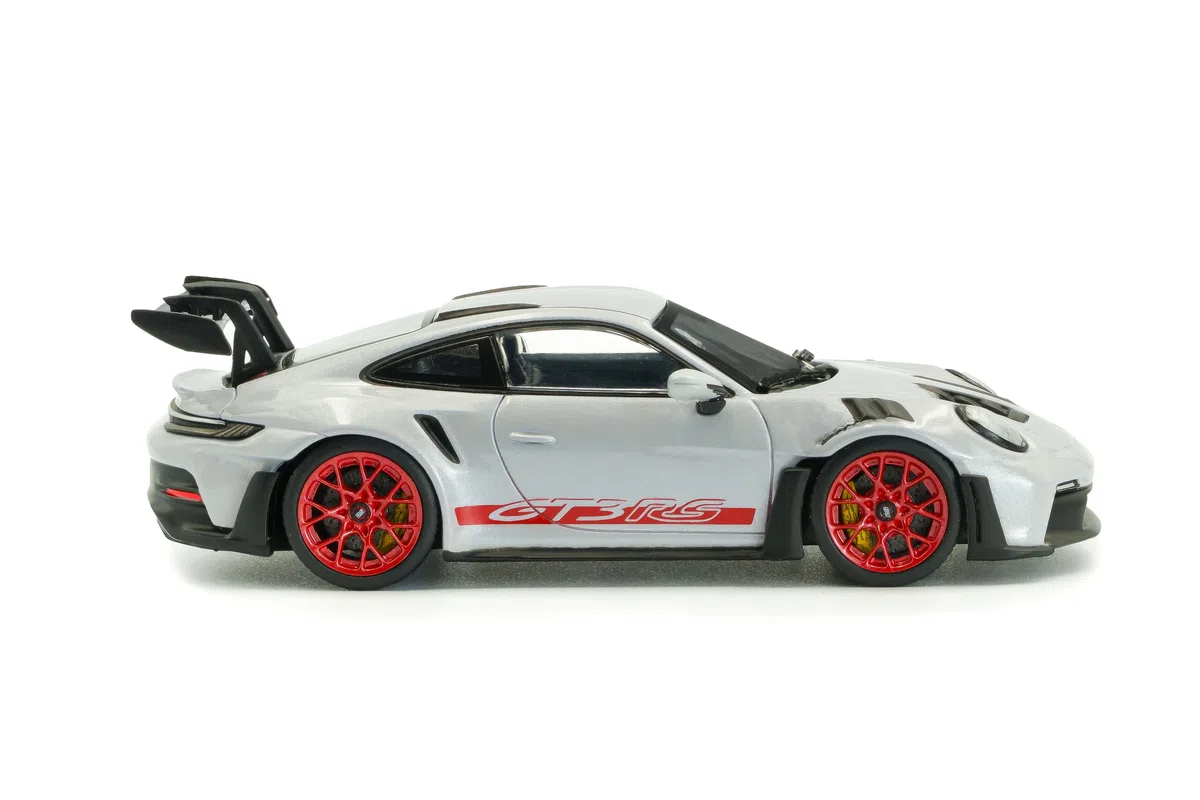 Solido Porsche 911 992 GT3 RS 2023 - Modelo de Auto a Escala 1:43, Moderno Coche de Carreras 911 con Gran alerón Trasero, aerodinámica Detallada y Llantas Deportivas, Blanco con Acentos Rojos