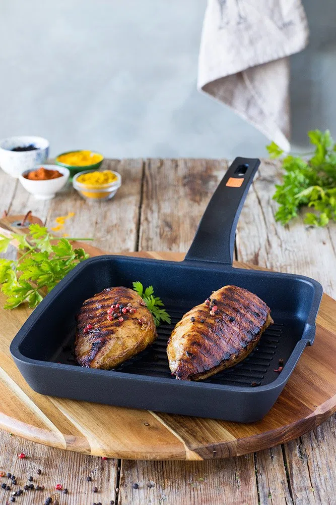 BRA Efficient | Grill asador con rayas, aluminio fundido con antiadherente, apto para todo tipo de cocinas incluido inducción, libre de PFOA, negro, 22 x 22 cm