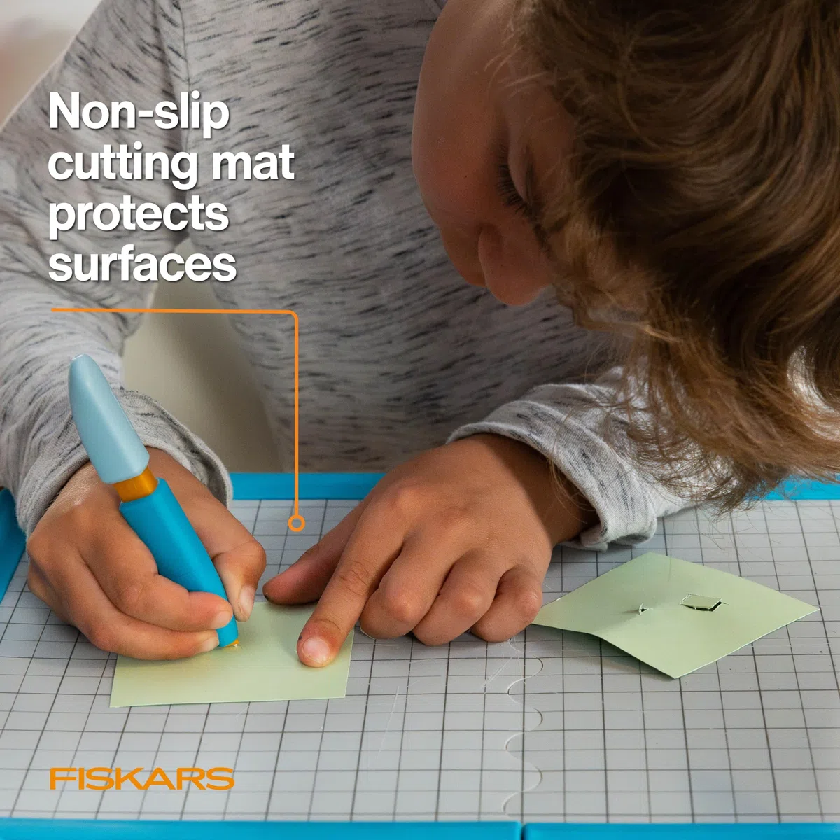 Fiskars Bolígrafo de corte y alfombrilla para niños, herramienta de corte de precisión segura con alfombrilla antideslizante plegable para manualidades y proyectos escolares
