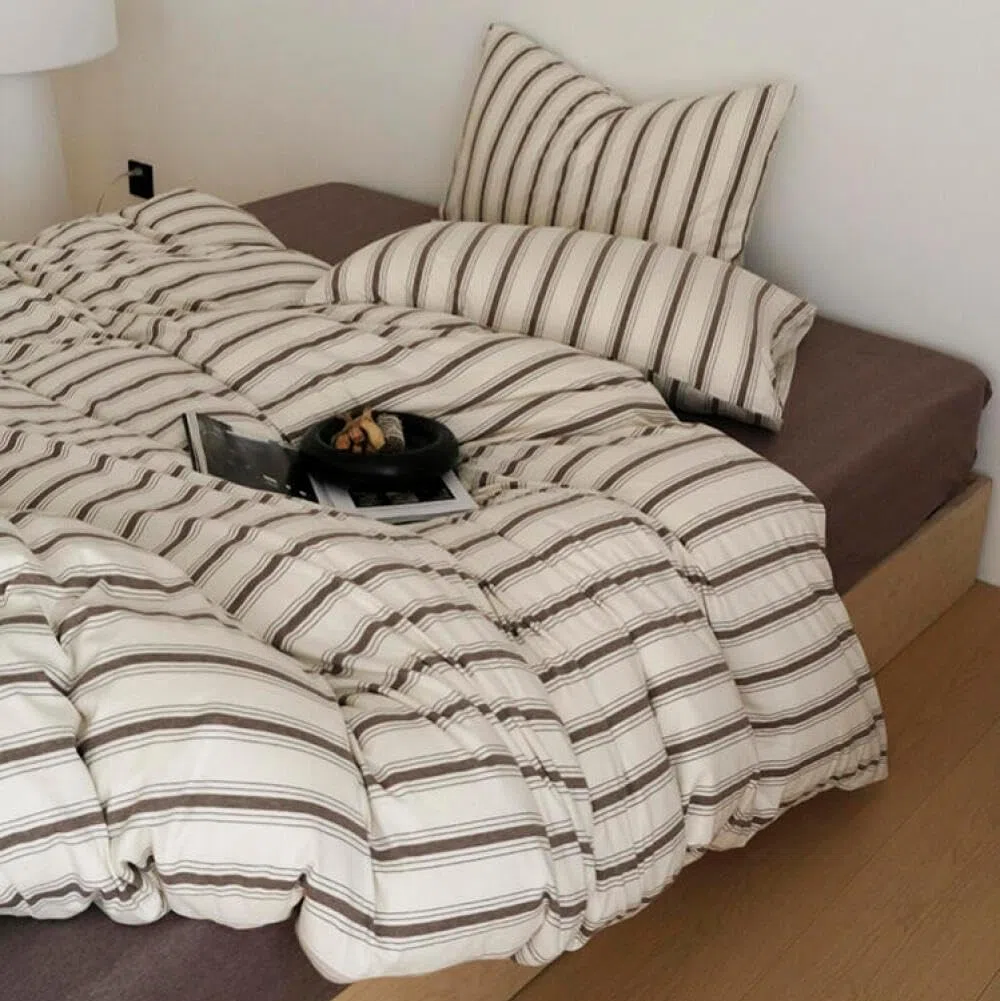 Freyamy - Juego de funda de edredón 220 x 240 cm con rayas marrón beige, juego de cama para 2 personas, para niñas y mujeres, con cierre de cremallera, juego de funda impreso de rayas en microfibra