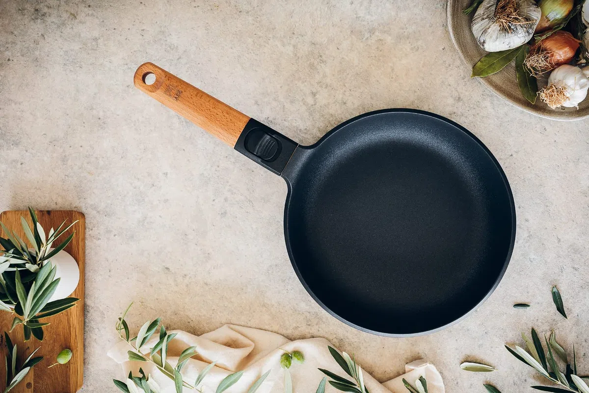 BRA Market Sartén 20 cm, aluminio fundido, mango desmontable madera natural, antiadherente tricapa sin PFOA, apta para todo tipo de cocinas incluido inducción