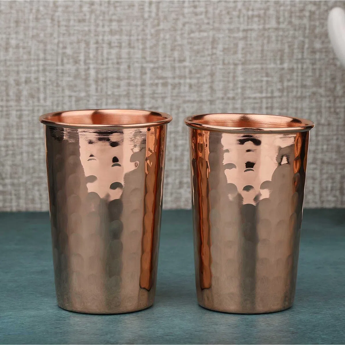 ANCIENTIMPEX Juego de 2 vasos de cobre puro, vasos martillados de 300 ml, vasos ayurvédicos hechos a mano para beneficios para la salud, vasos de agua para uso doméstico y de oficina