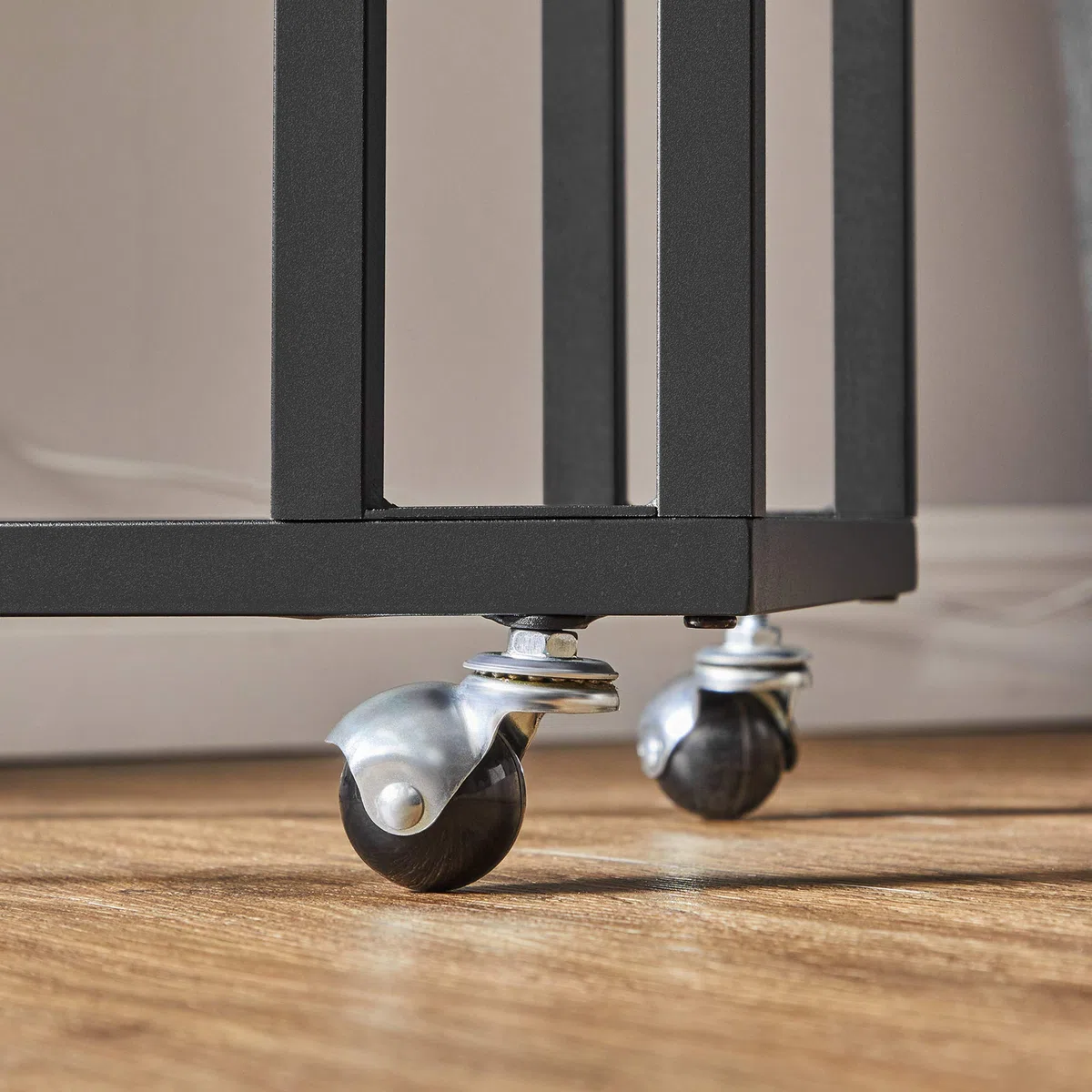 VASAGLE Juego de 2, Mesa Auxiliar de Estilo Industrial, Mesa Lateral con Ruedas y Pies Ajustables, para Dormitorio, Marco de Acero, Fácil de Montar, Marrón Rústico y Negro LCT644B01