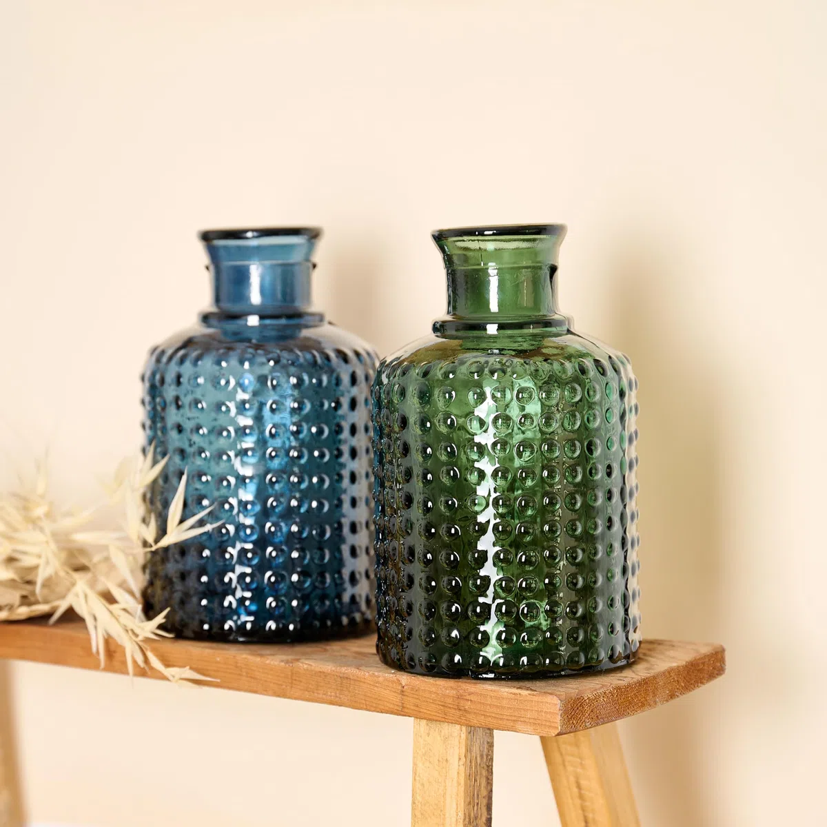 Botella Mediana de Vidrio Reciclado con Diseño de Puntos en Relieve - Pequeña Garrafa Artesanal de Cristal Estilo Mediterráneo para Decoración como Jarrón o Florero (Verde Oliva)
