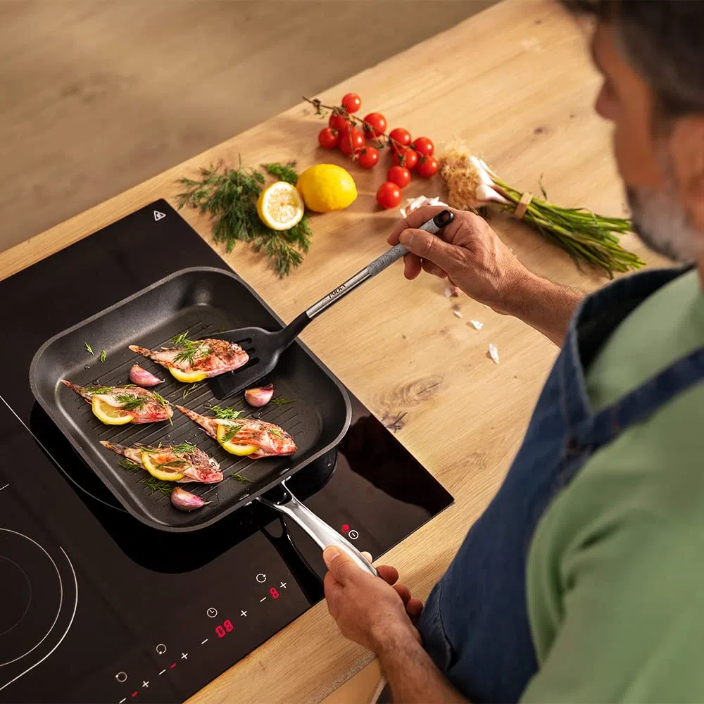 Cecotec Grill Polka Fantasy Grill Silver. Diámetro 28 cm, Aluminio Forjado, Revestimiento Antiadherente Whitford Eterna, Libre PFOA, Mango de Acero Inox, Apto para todo tipo de cocinas