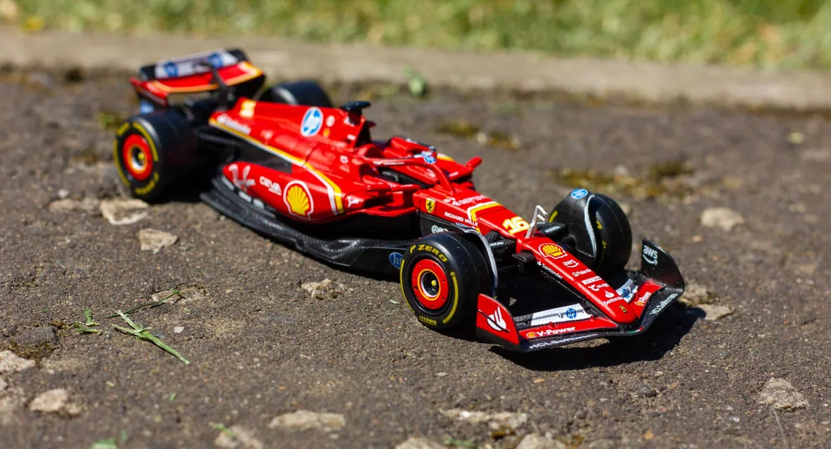 Bburago - Ferrari SF-24 F1 Imola Livery 2024 Leclerc #16 y Sainz #55, Set de 2 Coches Diecast a Escala 1:43, Caja Expositora, Licencia Oficial Ferrari, Edad Recomendada 14+ Años