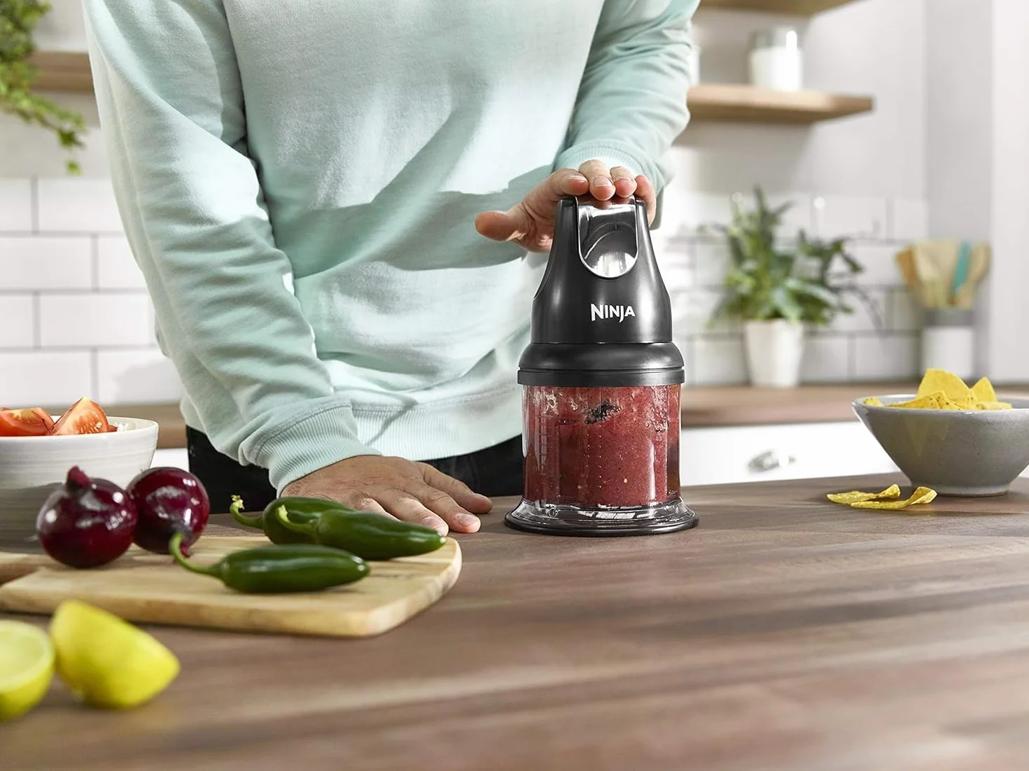Ninja Express Chop Mini picadora de hierbas y verduras, pica y tritura para hacer salsas, purés y sopas; negra NJ1002EUBK