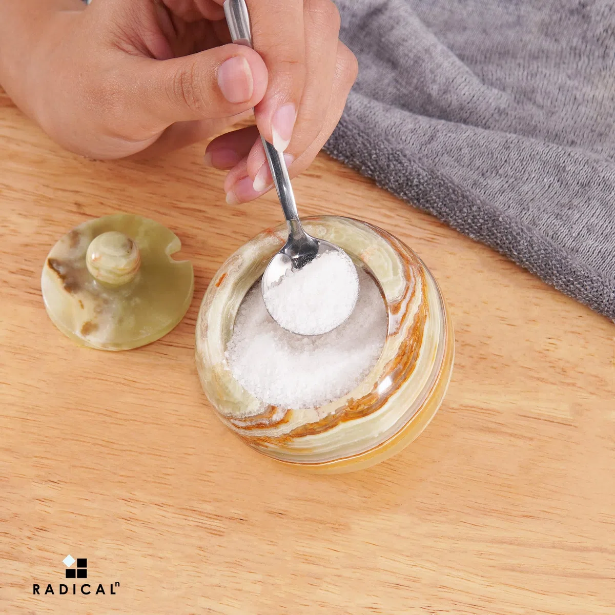 Radicaln Caramelo de sal de mármol con forma de manzana y cuchara de 7,6 cm, ónix verde, hecho a mano, recipiente para sal de cocina, moderno salero con tapa, caja de sal con tapa y tarro de especias