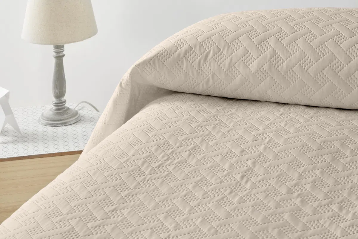 Degrees Home Liso – Colcha Boutí Fina para Todas Las Estaciones – Cubre Cama Multiusos Diseño Unicolor Suave, Lavable y Ligero 100% Microfibra (230x260) – Ideal para Camas 90/105/135/150/180