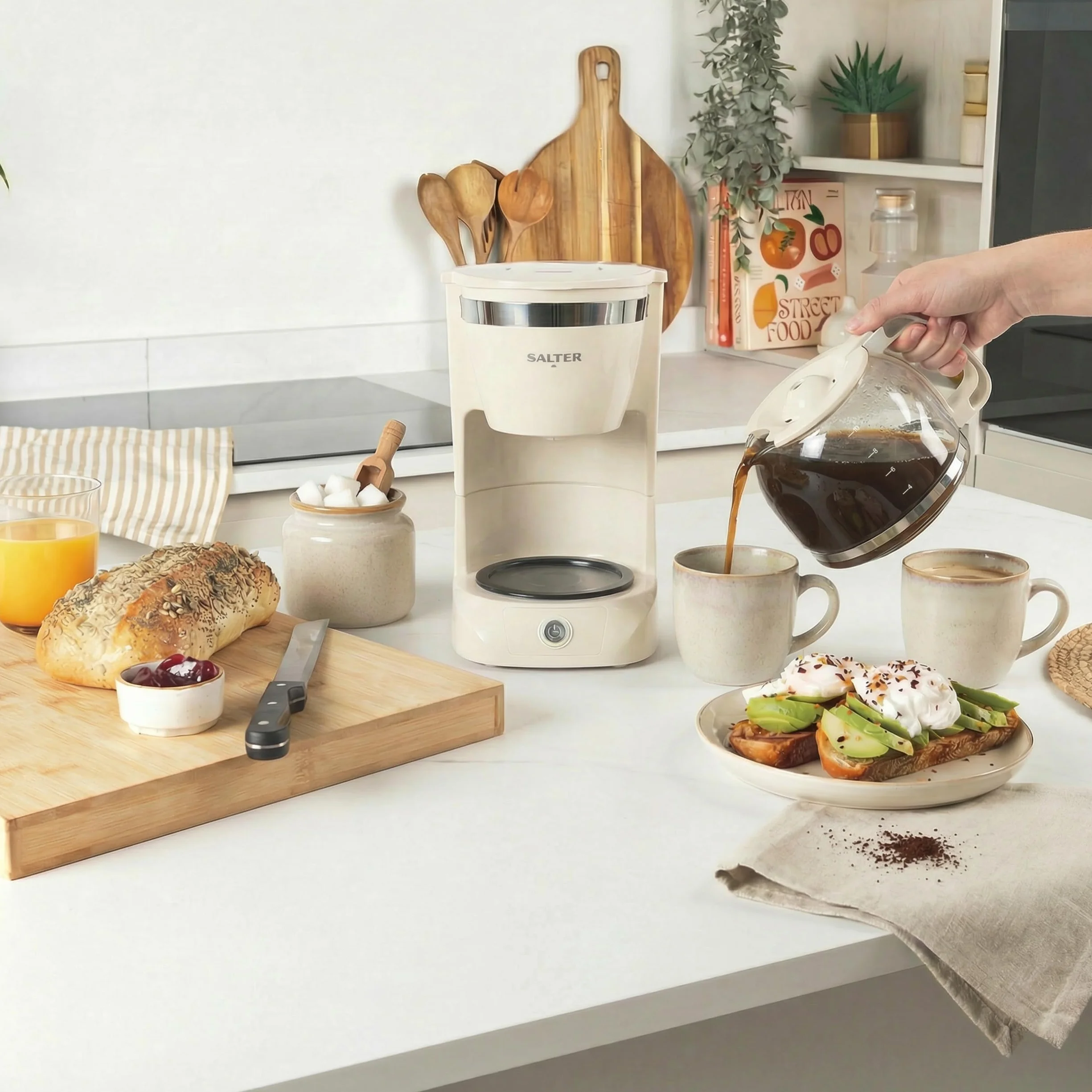 Cafetera de Filtro Retro Salter - Jarra de Vidrio de 1,25 L, Hace 10 Tazas, Adecuada para Café Molido, Mantiene Caliente Hasta 30 Minutos, Filtro Extraíble, Apagado Automático, 800 W, Crema
