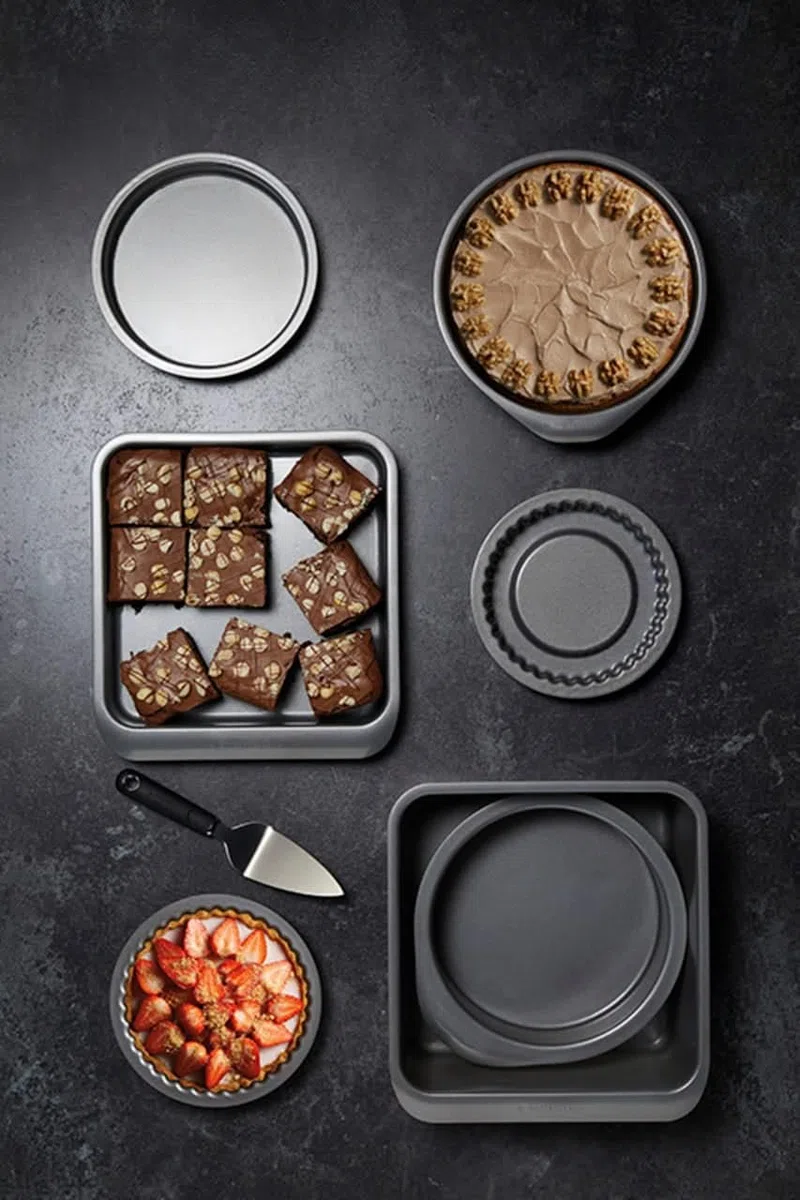 MasterClass Smart Space Bakeware Set 7 Piezas PTFE, PFOA y BPA Free Antiadherente y Apilable con Sartén para Asar, Bandeja para Brownie, 2 Sartenes Redondos, Sartén para Sándwich, 2 Platos para Quiche