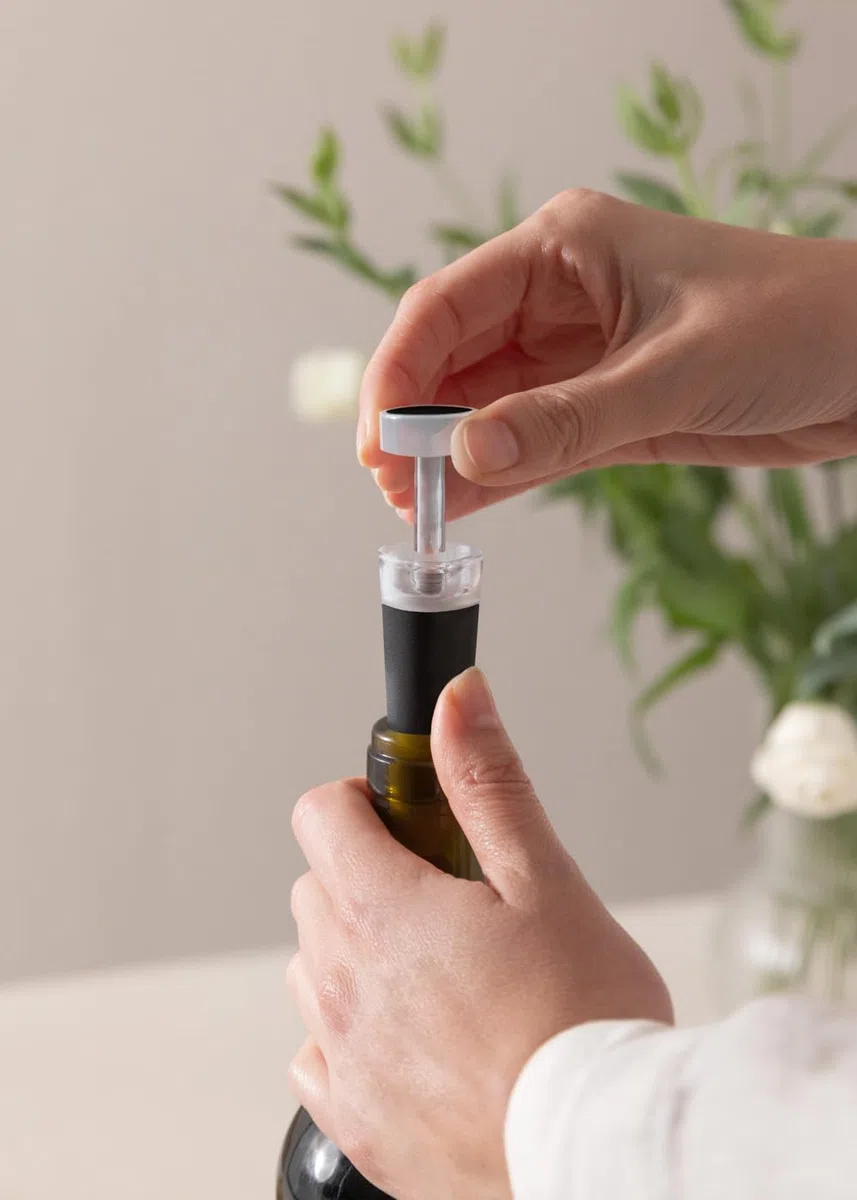 CREATE/WINE OPENER/Sacacorchos eléctrico con accesorios blanco roto/Autonomía para 50 botellas, 4 velocidades, indicador de batería, 4 accesorios, cargador USB-C, 15W