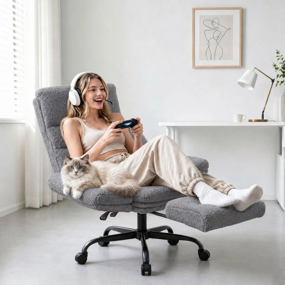 Silla Oficina con Respaldo Alto, Silla Escritorio para Trabajar Largas Horas, Tela de Peluche, Silla Oficina Ergonomica con Reposabrazos Abatibles, Ejecutiva Silla Gaming con Reposapies, Gris