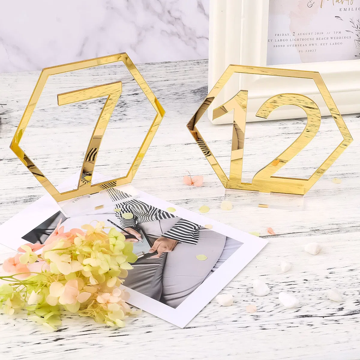KINBOM 15 Piezas 1-15 Números de Mesa de Boda Restaurante con Titulares Acrílico Recorte Hexágono Mesas Centros para Decoración de Recepción (Dorado)