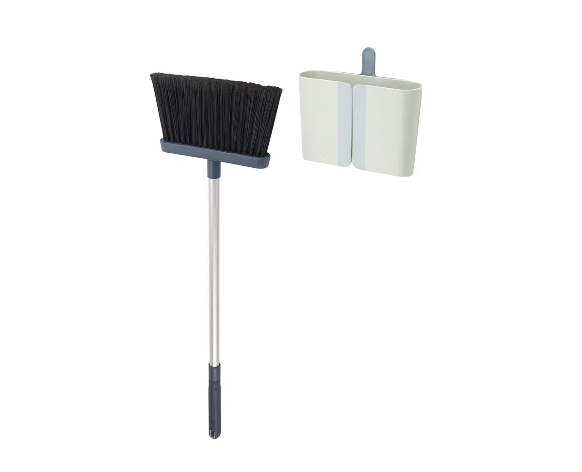 Joseph Joseph CleanStore Escoba con Almacenamiento en la Pared Cerrado, Barredora con Mango Largo Extensible, para Barrer con Cerdas Suaves y Peine