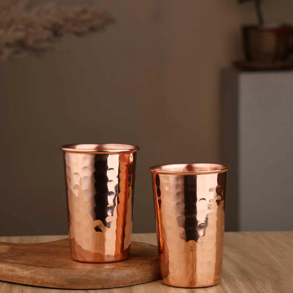 ANCIENTIMPEX Juego de 2 vasos de cobre puro, vasos martillados de 300 ml, vasos ayurvédicos hechos a mano para beneficios para la salud, vasos de agua para uso doméstico y de oficina