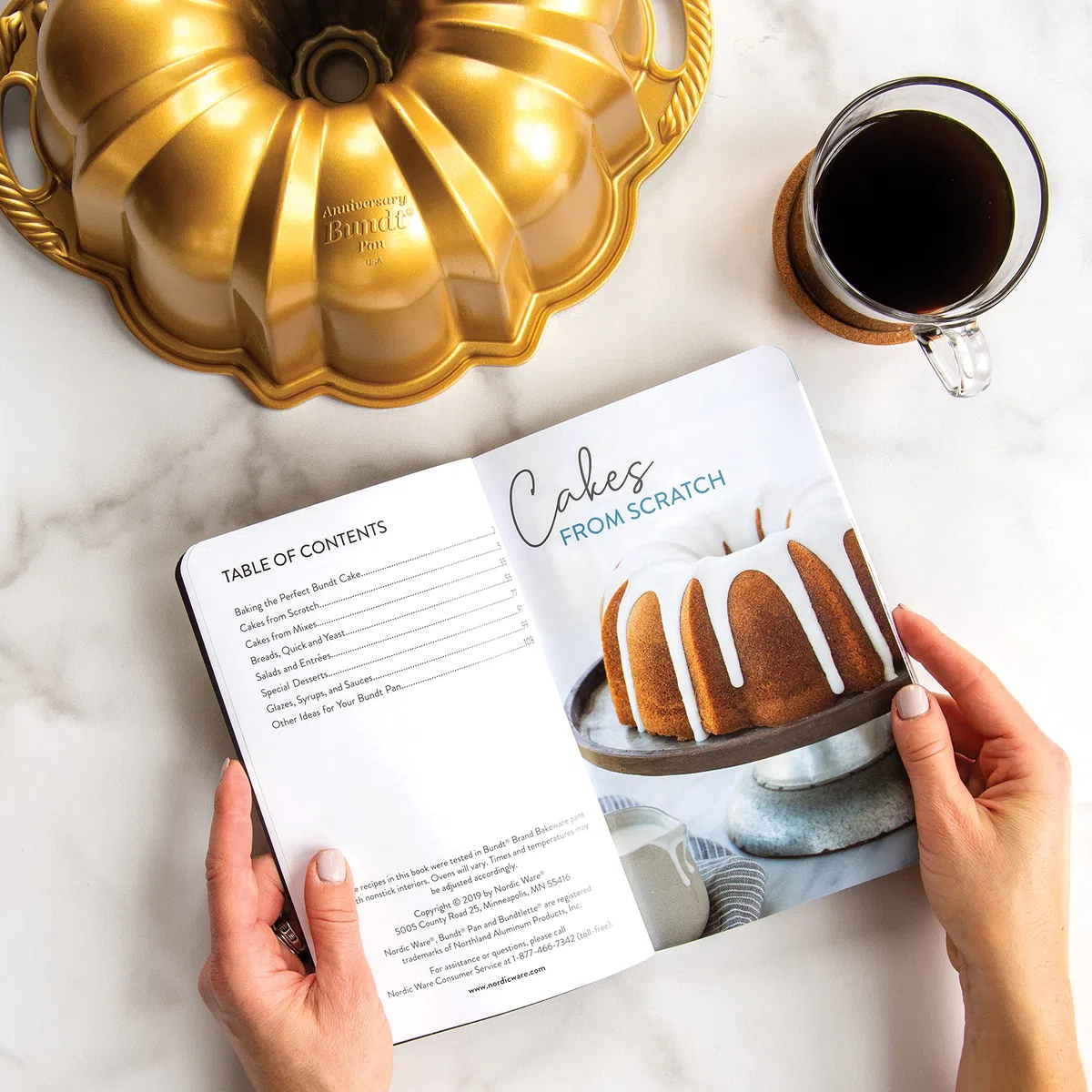 Nordic Ware Libro de cocina original Bundt, libro de cocina con recetas de pastel Bundt y más, libro de recetas de cubierta suave al tacto