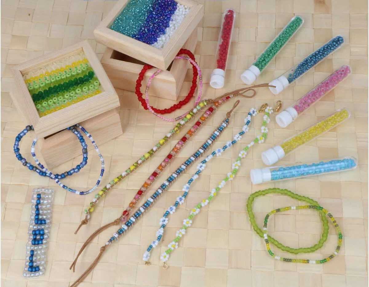 INNSPIRO Kit MAXI abalorios de vidrio redonda MIX y acabados medidas 2,3mm. y 3,8mm. 130u.mini tubos y 100m. hilo elástico y tijeras, para hacer tus propias creaciones de bisutería con abalorios