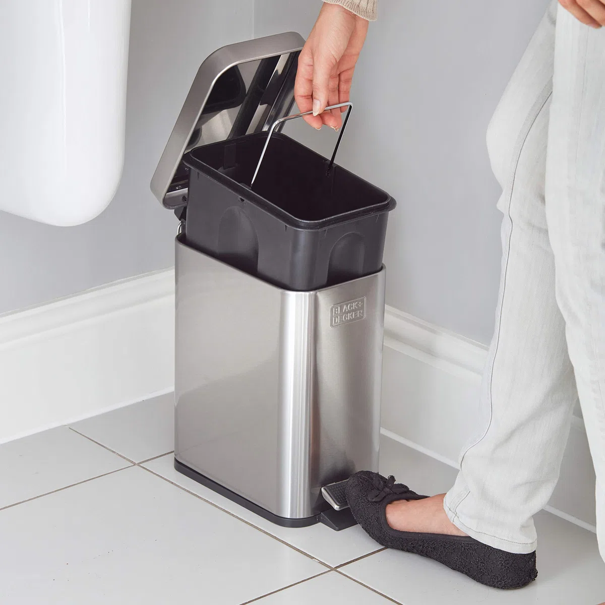 Black+Decker Cubo de Pedal Rectangular de 5 l BXBN0005GB 5L con Tapa de Cierre Suave, Acero Inoxidable, 30 cm x 14 cm x 29 cm, Gris frío, Perfil