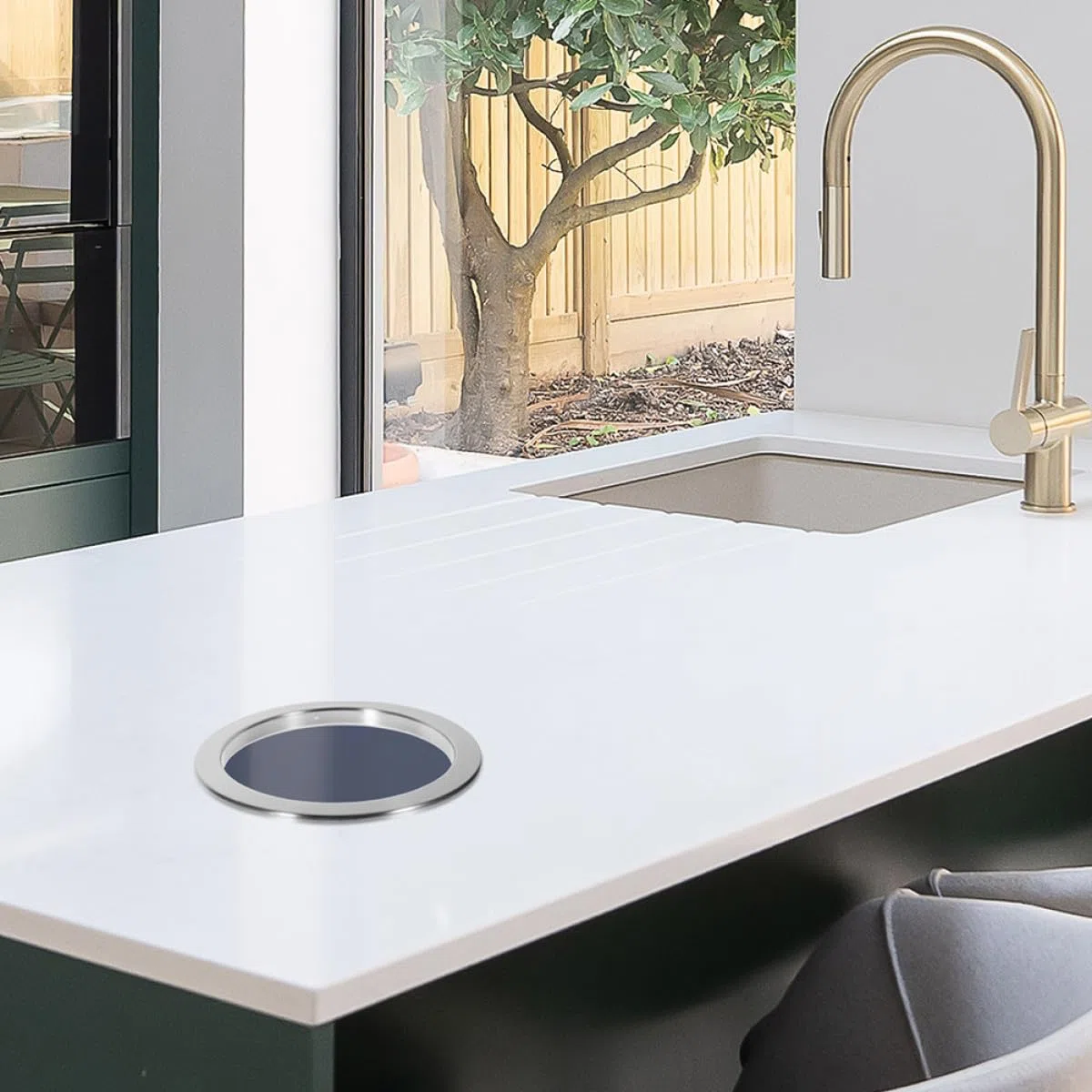 Sewroro Tapa para Basurero de Cocina de Acero Inoxidable Diseño Hueco Elegante, Marco Redondo Embutido para Encimera, Entrada Decorativa y Estabilidad Integrada