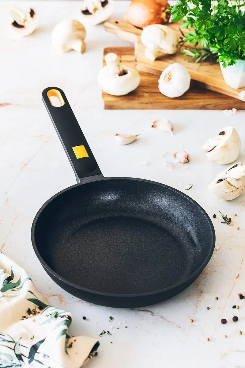 BRA Daily Pro | Sartén 26 cm, negro y amarillo, aluminio fundido, Full Induction, Antiadherente tricapa, apta para todo tipo de cocinas