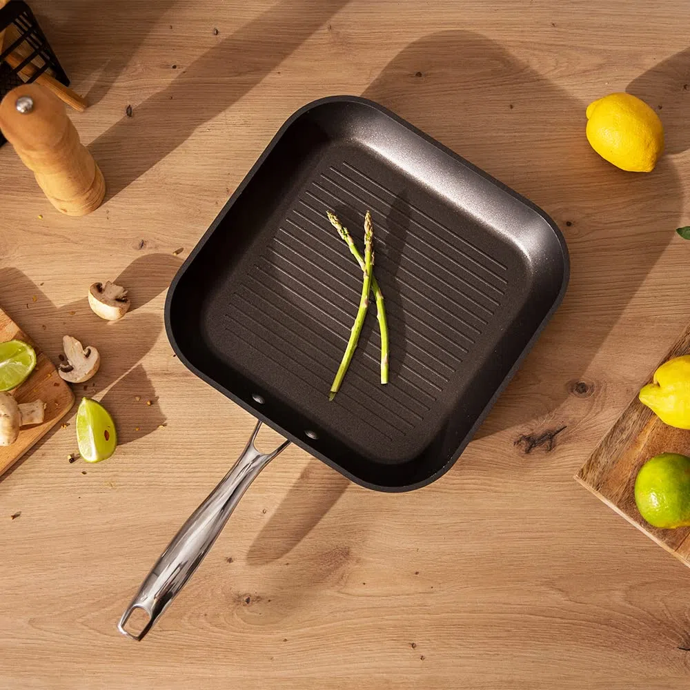 Cecotec Grill Polka Fantasy Grill Silver. Diámetro 28 cm, Aluminio Forjado, Revestimiento Antiadherente Whitford Eterna, Libre PFOA, Mango de Acero Inox, Apto para todo tipo de cocinas