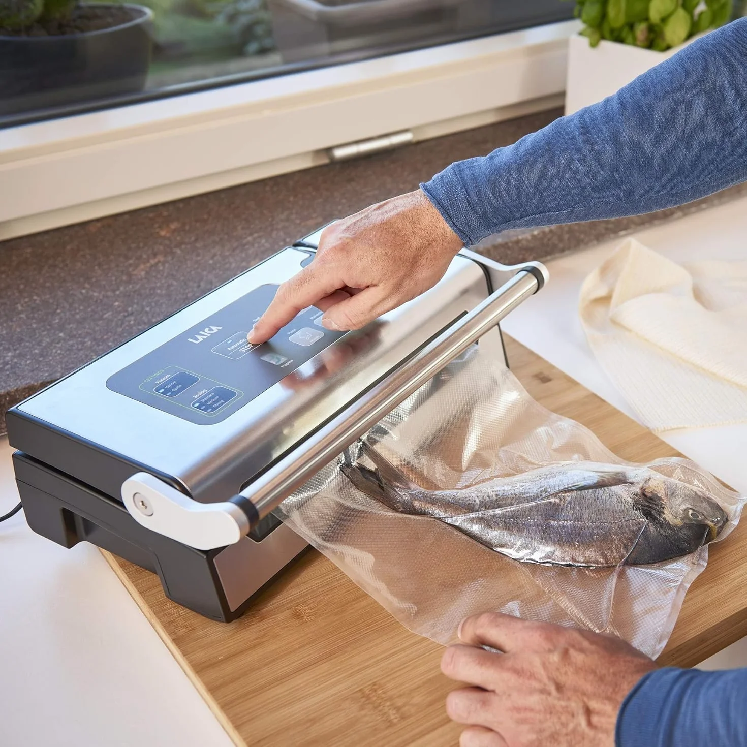 Máquina envasadora de alimentos al vacío LAICA VT3240 con bolsas de vacío adicionales - Termoselladora de bolsas automática para 100 ciclos consecutivos