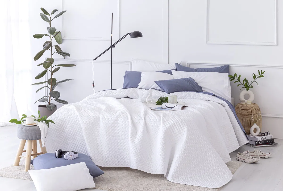 Todocama – Colcha boutí Fina con diseño piqué, para Primavera, Verano, otoño e Invierno. 100% Microfibra Extra Suave. Cubre Cama Multiusos. Cama 140/150/160 - 250x260cm Blanco