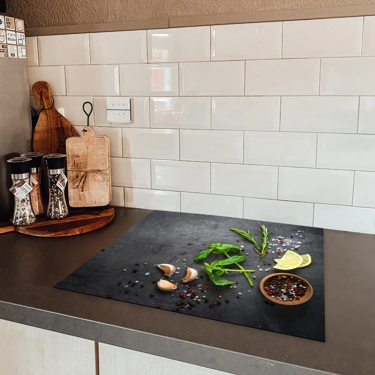 KitchenYeah© Cubre Vitrocerámica - Protector Vitroceramica Induccion 60x52 cm - Tapa Vitroceramica - Protector de Vitroceramica Lima - Hierbas - Especias - Verde - Gris - Hormigón
