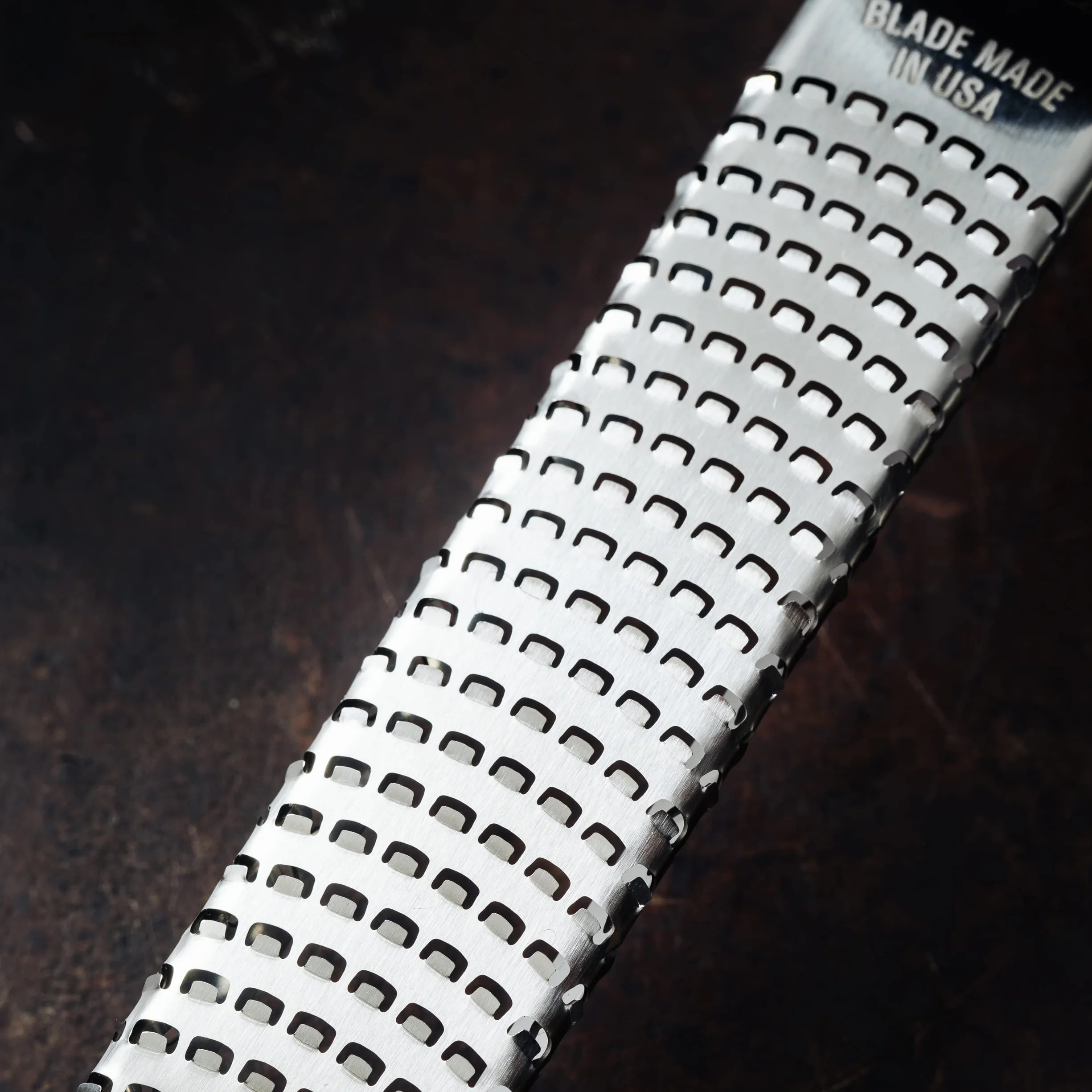 Microplane Zester - Rallador de cocina en Azul Mezclilla para cítricos, parmesano, jengibre, chocolate y nuez moscada con hoja fina de acero inoxidable. Fabricado en Estados Unidos