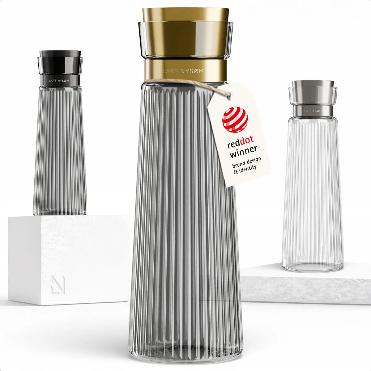 LARS NYSØM Jarra de Agua 1l con Tapa de Acero Inoxidable y Filtro Integrado | Elegante Garrafa de Cristal para Zumo, Té, Limonada | Jarra para Uso Diario y los Invitados (Graphite/Gold, 1000ml)