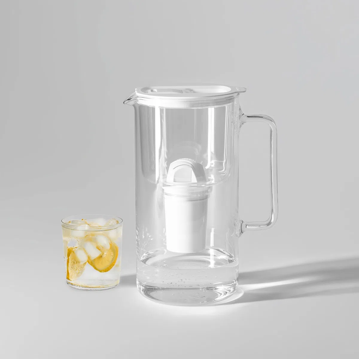Wessper Jarra Filtrante de Vidrio con cartuchos filtrantes para Agua Potable de 2 l, Jarra filtrada con Contador Inteligente, Kit que Incluye 1 filtro de Carbón Activo- Blanco