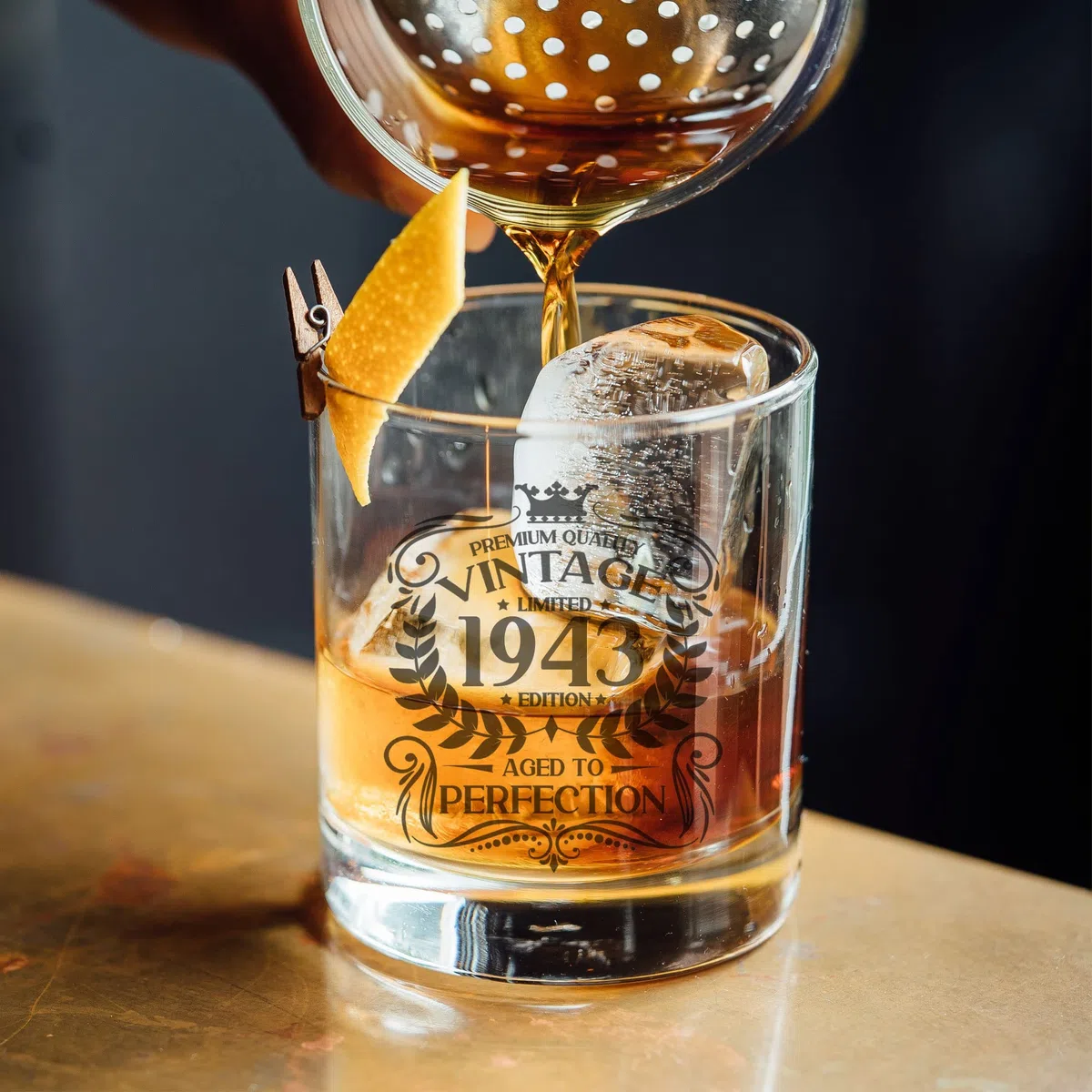 Always Looking Good Vaso de whisky grabado vintage de 1943 con texto en inglés "Aged to Perfection", regalo para 83 años de edad, para whisky, bourbon, escocés, Lowball